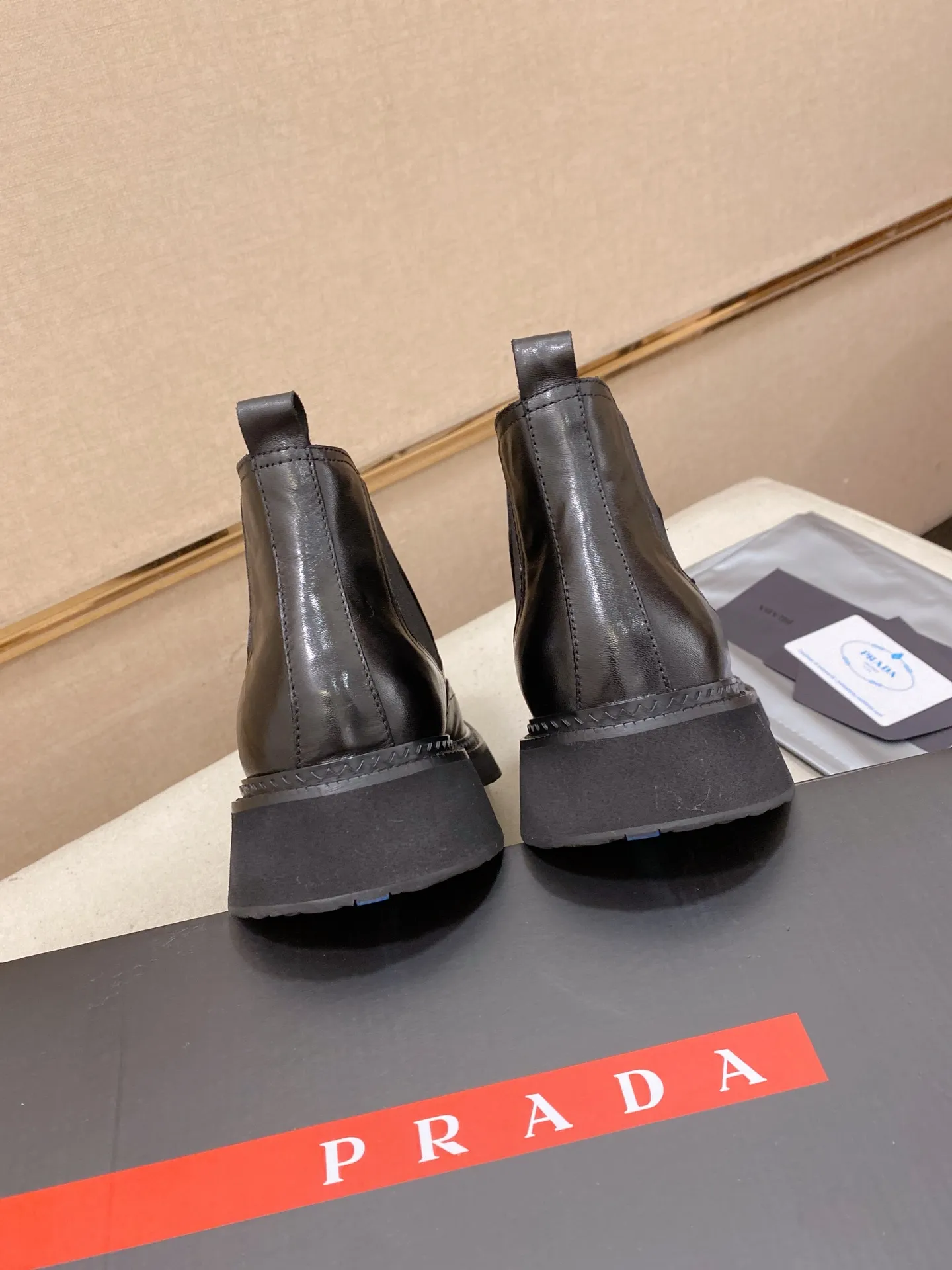 Factory price 760💰 Leather lining optional! 🍁🍁High-quality new PRADA counters are launched at the same time. The new men's shoes and 😘fabric are selected from imported lacquered first-layer cowhide and imported cowhide lining. 👍🏿 High-end ☄️ air-cushion molded anti-slip rubber outsole, exquisite lines, simple and elegant, comfortable and high-end for leisure travel. Code number: 38 to 45